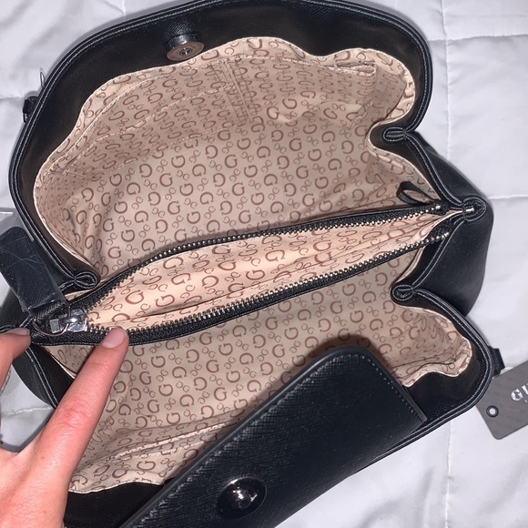 GUESS PURSE - Picture 6 of 10